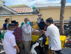 Usia Sholat Jum’at, Gubernur Rusli Bagi Makanan dan Masker Di Mesjid As-Syahidah