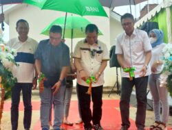 Rektor UNM Menerima Kunci Secara Simbolis Rumah Grand Pinisi UNM dari Developer