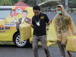 Tim Anggota DPR-RI Supriansa, Beri Bantuan Korban Rumah Hanyut Terseret Banjir di Soppeng