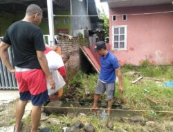 Peduli Kondisi Lingkungan, Warga RT 01 BTN Gowa Pelita Mas Gotong Royong Perbaiki Jalan