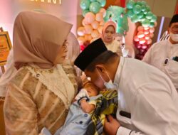 Penuh Kebahagiaan, Rektor UNM Prof Husain Syam Aqiqah Cucu Pertama