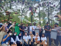 Kunjungi Malino, Mahasiswa Modul Nusantar Bagikan Tempat Sampah