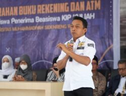Syahar Serahkan Bantuan KIP Untuk Mahasiswa UMS Rappang Sebanyak 323 Orang