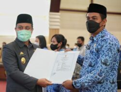 Serahkan Petikan SK PNS 2019, Plt Gubernur Ingatkan Integritas Hingga Berbakti Kepada Orang Tua