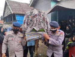 Berbela Sungkawa, Danyon Brimob Bone Hadiri Pemakaman Ibunda Jurnalis Mitra di Passippo