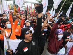 Pakar Hukum Desak Jokowi Batalkan Aturan Baru Pencairan JHT