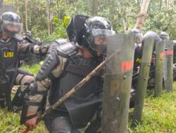 Brimob Bone Latihkan Penanganan Rusuh Massa di Hutan