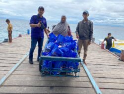 Politisi NasDem,  Ketua DPRD Rudianto Lallo Door to Door Bagi Ratusan Paket Sembako untuk Warga di Pulau-pulau Makassar