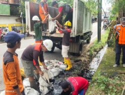 Laksanakan Instruksi Camat Panakkukang, Satgas Kebersihan Lakukan Aktivitas Pembersihan Drainase