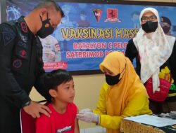 H-1 Ramadhan, Vaksinasi Massal Brimob Bone Diserbu Warga