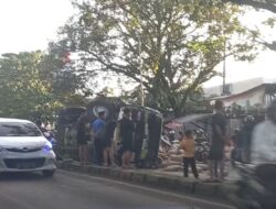 Truk Bermuatan Semen Terguling di Maros, Bikin Macet Panjang