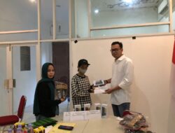 Ketua Bidang 2 HIPMI Sulsel, Ismail Manda Bagi-bagi Ponsel ke Pelajar yang Kurang Mampu
