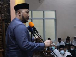 Tripika Kecamatan Panakkukang Safari Ramadan Di Masjid Hajar Aswad Tello Baru, Serahkan Piagam Kepada Juara Lomba Adzan