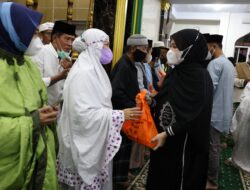 Usai Shalat Subuh Berjamaah, Wawali Fatmawati Rusdi Distribusikan 550 Paket Sembako di Biringkanaya