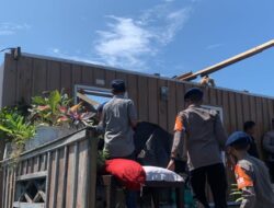 Angin Kencang Rusak 3 Rumah di Kelurahan Lonrae, Brimob Bone Gerak Cepat Bantu Korban