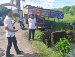 Camat Biringkanaya Benyamin Tinjau Pembersihan Drainase yang Di Jalan Perintis Kemerdekaan 