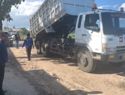 Bertahun Tahun Rusak Parah, Ketua NasDem Sulsel Rusdi Masse Turunkan Alat Perbaiki Jalan Provinsi Sidrap – Soppeng
