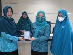Gelar Pertemuan Bulanan, Ketua TP PKK Kecamatan Panakkukang Berikan Piagam Kepada TP PKK Kelurahan Yang Berprestasi