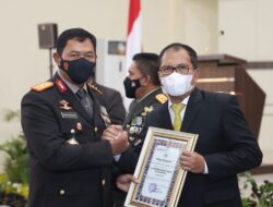 Peringatan Hari Bhayangkara 76 Tahun, Wali Kota Makassar Raih Penghargaan Dari Kapolda Sulsel