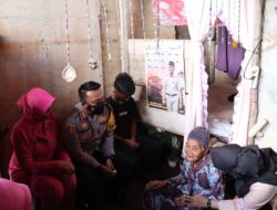Didampingi Istri, Kapolres Luwu Utara AKBP Galih Indragiri Beri Hadiah Rumah Untuk Nenek Tenri 