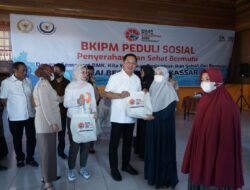 Waka Komisi IV DPR Rusdi Masse Bersama Balai KIPM Makassar Bagi 700 Paket Ikan Sehat-Bermutu ke Warga Sidrap