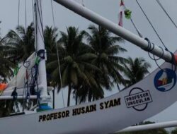 Turut Ramaikan Festival Sandeq 2022, Rektor UNM Prof Husain Syam Turunkan 2 Perahu