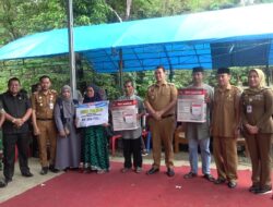 Bupati Pangkep Bagikan Bantuan Hibah dan Insentif Guru Mengaji di Desa Baring