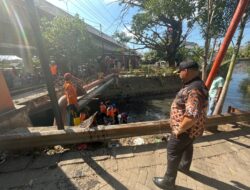Camat Panakkukang Pantau Langsung Aktivitas Bersih-Bersih Drainase Satgas 