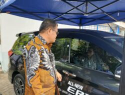Rektor UNM Tinjau Servis Mobil Gratis di Fakultas Teknik