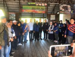 Syaharuddin Alrif Pimpin Rombongan Nasdem Serahkan Satu Uni Motor ke Sumarni