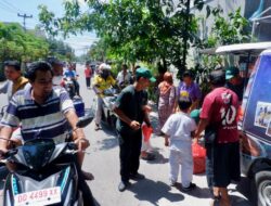 Jumat Berkah, Benteng Kupa Bagi Nasi Dos di Halaman Kantor Pemasaran