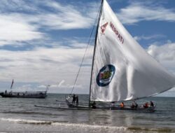 Finis Urutan Pertama, Sandeq Merpati PHS Tiba di Pantai Lamaru Balikpapan