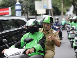 Pesan Khusus Lewat Aplikasi, Danny Pomanto Diantar Pakai Motor Listrik ke Balai Kota Saat Ojol Day