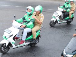 Menggunakan Ojol Grab Menuju Lokasi Kegiatan, Wali Kota Makassar Terobos Hujan Menggunakan Motor