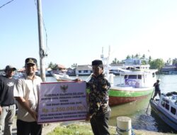 Sebelum Nyebrang ke Pulau Sembilan, Gubernur Andi Sudirman Serahkan Bantuan Kapal Perikanan