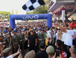 Gunakan Ikat Kepala Passapu, Gubernur Jalan Sehat Anti Mager di Jeneponto