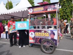 Gubernur Serahkan Gerobak Andalan SMK Tenaga Surya kepada Penjual Sarabba Seorang Pensiunan Guru