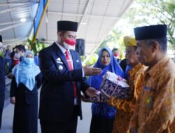 Hari Pahlawan, Pemkab Pangkep Bagikan Bantuan Subsidi Upah