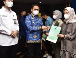 Penjabat Gubernur Gorontalo, Hamka Hendra Serahkan Izin Edar dari BPOM untuk Pelaku UMKM