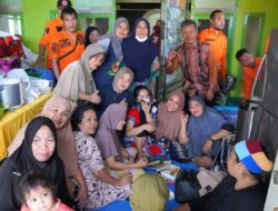 Tinjau Korban Banjir Manggala, Aliyah Mustika Ilham Serahkan Bantuan