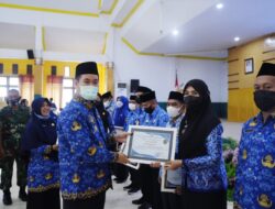 Peringatan HUTKe-51 KORPRI, Pemda Pangkep Serahkan Penghargaan kepada Puluhan ASN Teladan