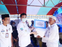 Tingkatkan Kesejahteraan Masyarakat, Bupati Pangkep  MYL Bagikan Bibit Rumput Laut