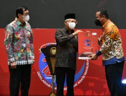 Wapres Serahkan Penghargaan ke Andi Sudirman Sebagai Pembina Kabupaten/Kota Peduli HAM