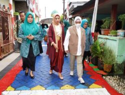 Bersama Ketua Bidang Manajemen Usaha Dekranas, Ketua TP PKK Kota Makassar Tinjau Lorong Binaan