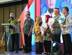 Ketemu Guru Semasa Sekolah, Gubernur Sulsel Andi Sudirman Beri Hadiah Umrah