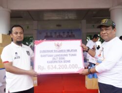 Atasi Inflasi, Gubernur Sulsel Andi Sudirman Beri BLT BBM Rp 634,2 Juta di Bone