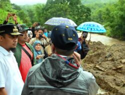 Kunjungi Lokasi Longsor di Maros, Gubernur Sulsel Doakan Korban Lainnya Segera Ditemukan
