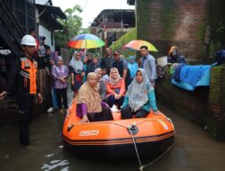 Gunakan Perahu Karet, TP PKK Kecamatan Panakkukang Berikan Bantuan Korban Banjir