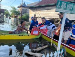 Kader Nasdem Wajo Salurkan Bantuan Untuk Korban Banjir di Desa Tanasitolo