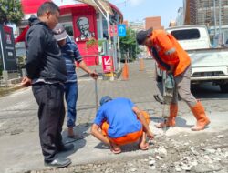 Satgas Drainase Kecamatan Biringkanaya Bersihkan Sedimen dan Sampah Saluran Air